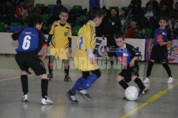 Succes: 500 de copii, la a treia ediție a Cupei Moș Crăciun la minifotbal