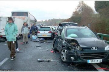 Autocarul care îi transporta spre România a fost implicat, duminică dimineață, într-un accident în lanț, pe autostrada A64 din Franța. Foto: Patrick BERNIERE