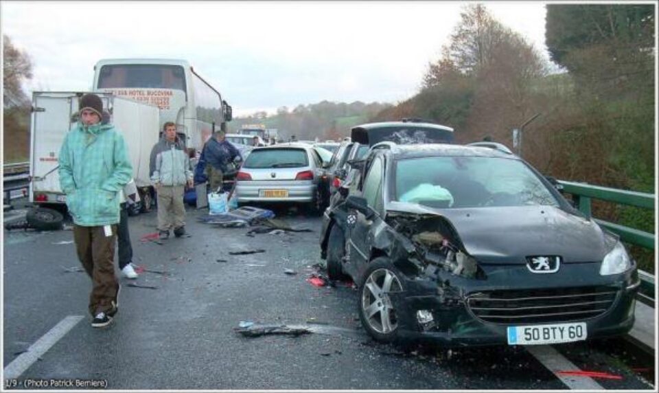 Autocarul care îi transporta spre România a fost implicat, duminică dimineață, într-un accident în lanț, pe autostrada A64 din Franța. Foto: Patrick BERNIERE Autocarul care îi transporta spre România a fost implicat, duminică dimineață, într-un accident în lanț, pe autostrada A64 din Franța. Foto: Patrick BERNIERE