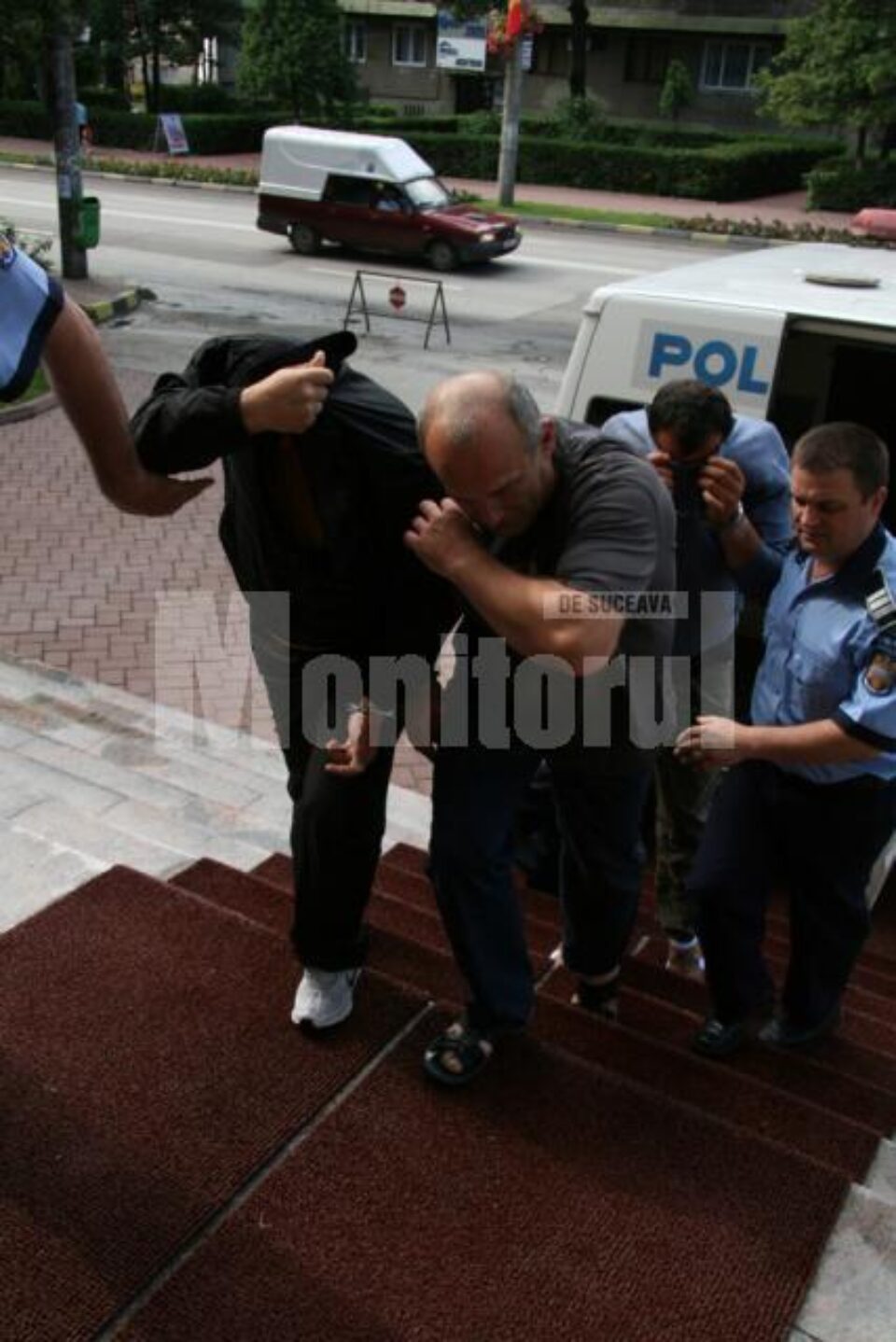 O parte dintre membrii grupării care s-a ocupat cu contrabanda cu țigări