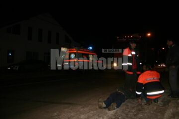 Vasile Mihai a ieșit brusc în fața ambulanței, fără ca eforturile șoferului de a-l evita să aibă succes