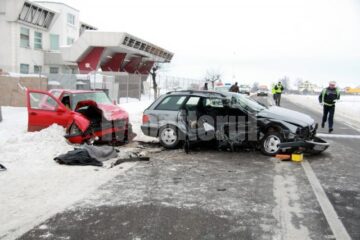 Impactul dintre cele două mașini a fost extrem de violent