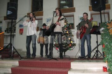 Trupa „Hara” colindând la Complexul Muzeal Bucovina