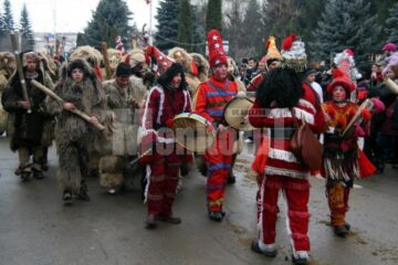 În centrul Sucevei: Colinde, urături și obiceiuri vechi, „După datina străbună”