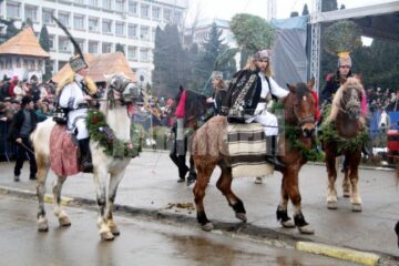 În centrul Sucevei: Colinde, urături și obiceiuri vechi, „După datina străbună”