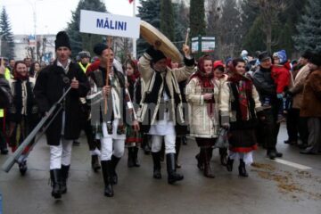 În centrul Sucevei: Colinde, urături și obiceiuri vechi, „După datina străbună”