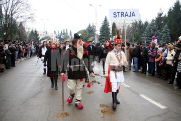 În centrul Sucevei: Colinde, urături și obiceiuri vechi, „După datina străbună”