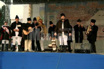 În centrul Sucevei: Colinde, urături și obiceiuri vechi, „După datina străbună”