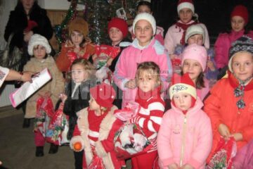 Copiii din Bogdănești primind daruri