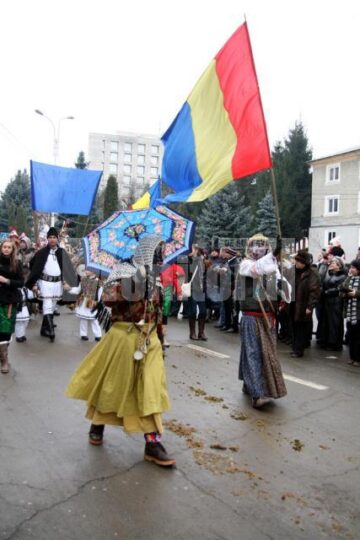 În centrul Sucevei: Colinde, urături și obiceiuri vechi, „După datina străbună”