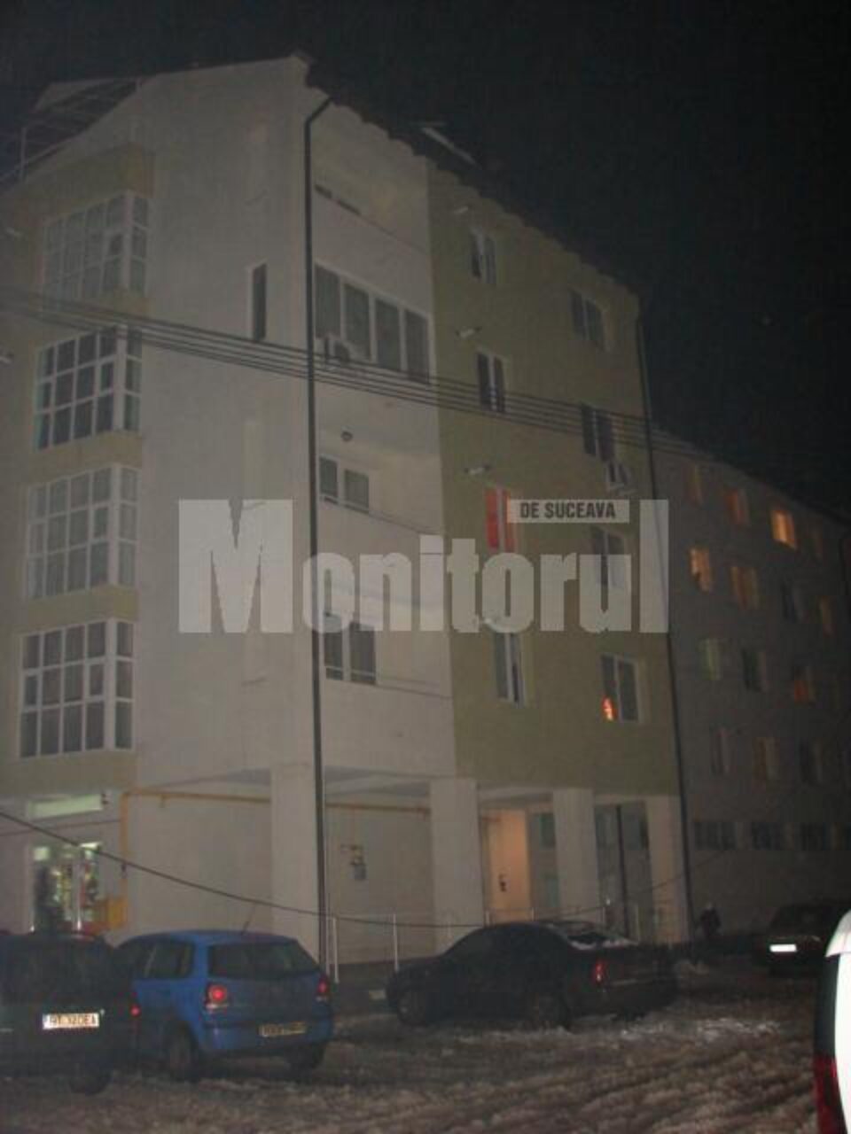 “Cadou” de Ajun: Zăpada căzută de pe acoperiș i-a distrus mașina