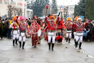 În centrul Sucevei: Colinde, urături și obiceiuri vechi, „După datina străbună”