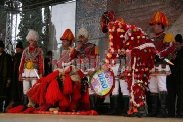 În centrul Sucevei: Colinde, urături și obiceiuri vechi, „După datina străbună”