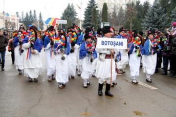 În centrul Sucevei: Colinde, urături și obiceiuri vechi, „După datina străbună”