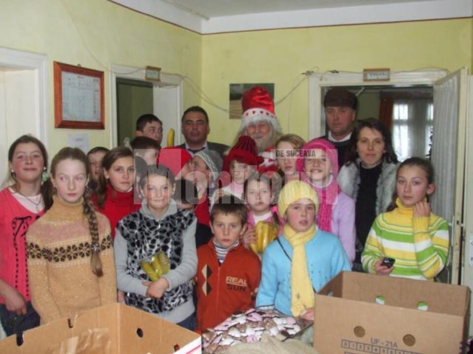 Cadouri și colinde pentru bătrânii de la Centrul din Pojorâta