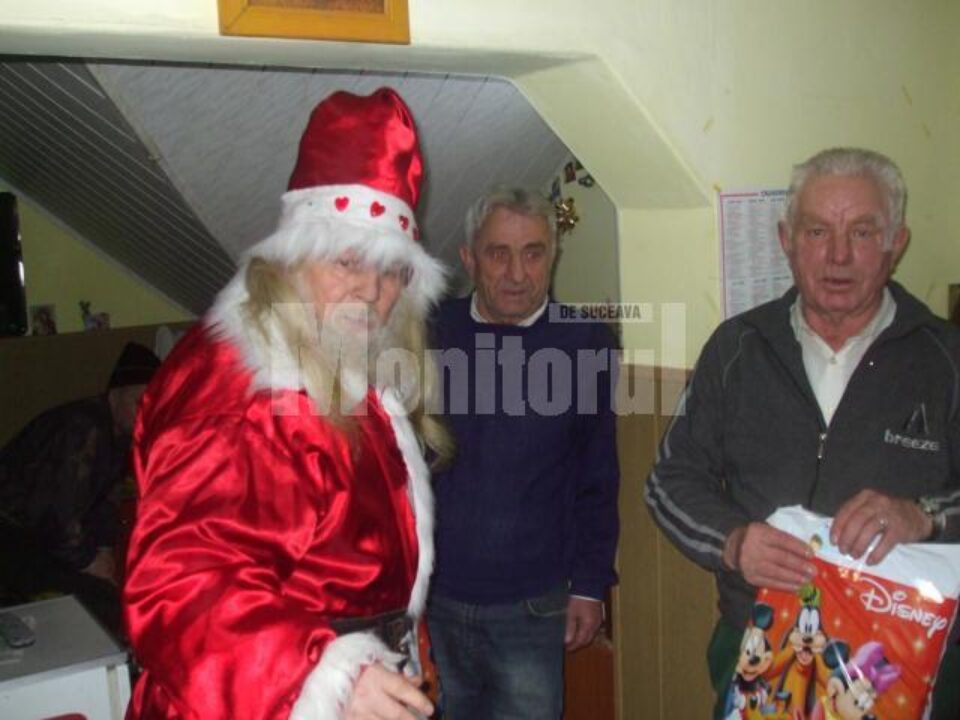 Cadouri și colinde pentru bătrânii de la Centrul din Pojorâta Cadouri și colinde pentru bătrânii de la Centrul din Pojorâta