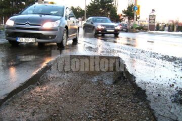 Groapa imensă de la intrarea pe strada Traian Vuia