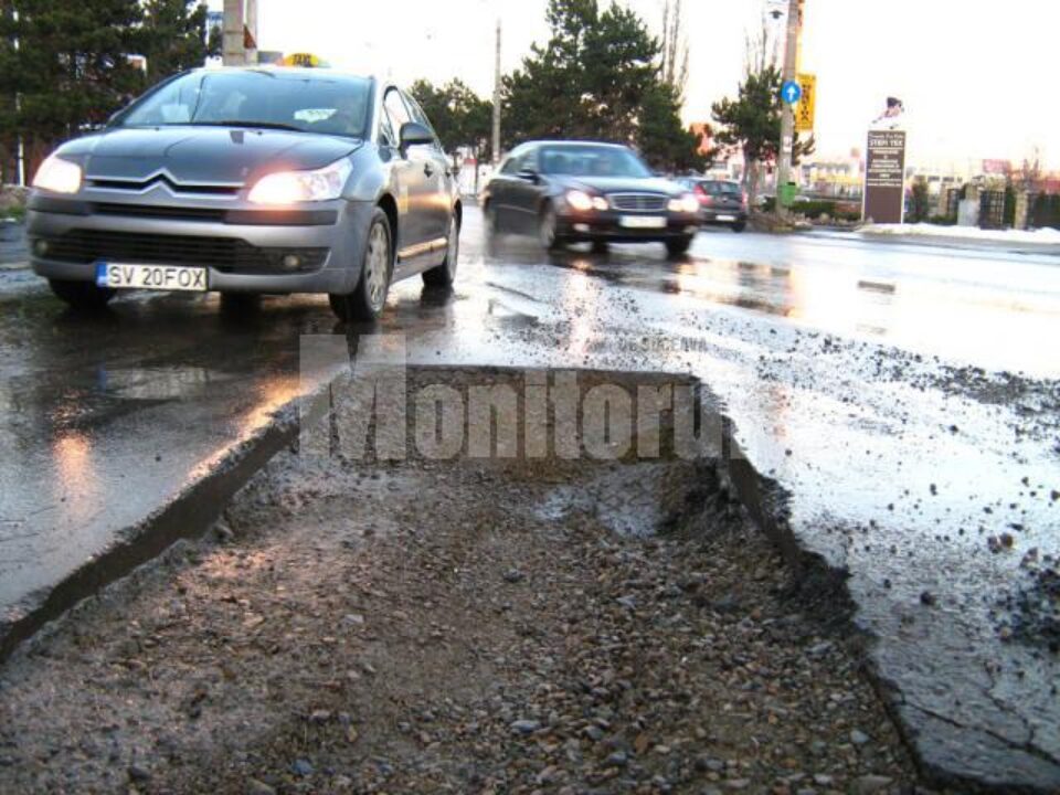 Groapa imensă de la intrarea pe strada Traian Vuia