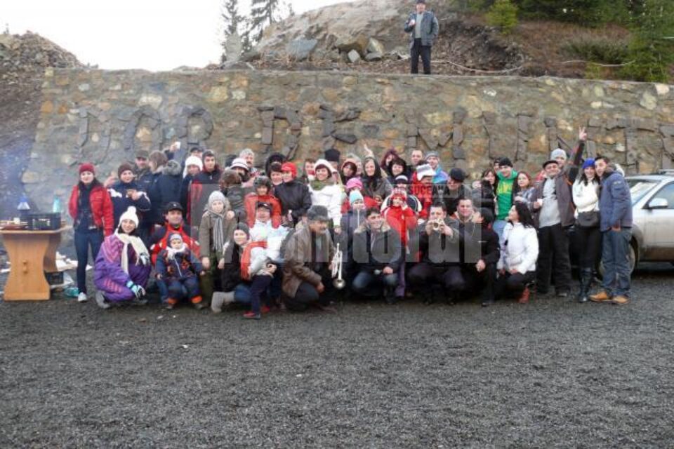 Grupul de turiști care au petrecut Crăciunul la pensiunea „Dor de munte”