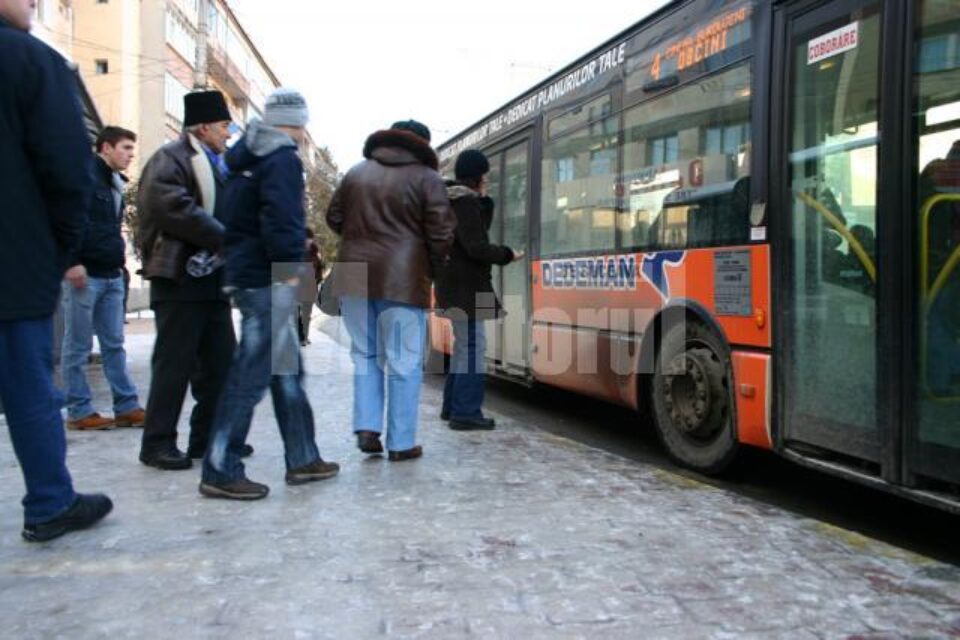 Neglijență: Trotuarele Sucevei, locuri ideale pentru rupt mâini și picioare