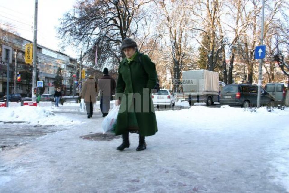Neglijență: Trotuarele Sucevei, locuri ideale pentru rupt mâini și picioare