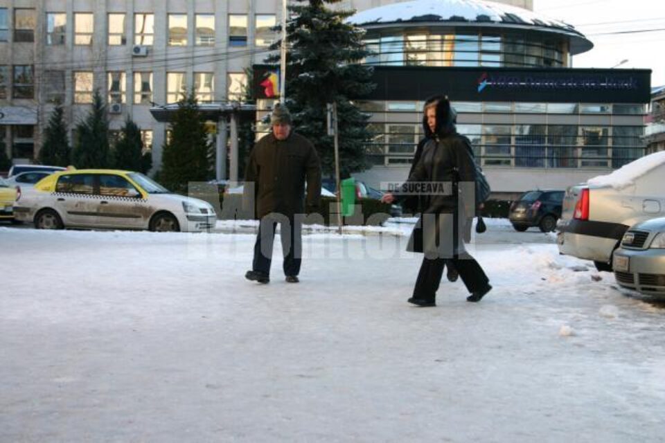 Neglijență: Trotuarele Sucevei, locuri ideale pentru rupt mâini și picioare