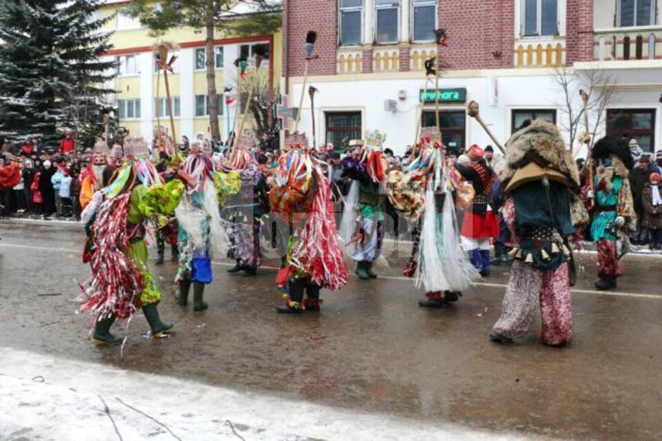 La Vatra Dornei: Festivalul Național de Datini și Obiceiuri Populare „Porniți plugul, feți frumoși!”