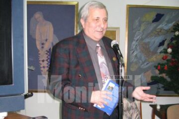 Poetul Ion Cozmei cu volumul Vânătoare de iarbă cu cai