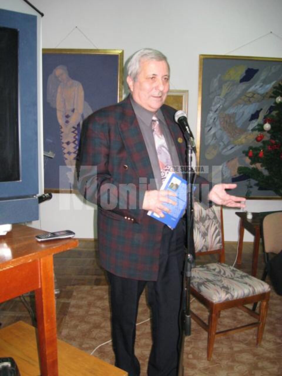 Poetul Ion Cozmei cu volumul Vânătoare de iarbă cu cai