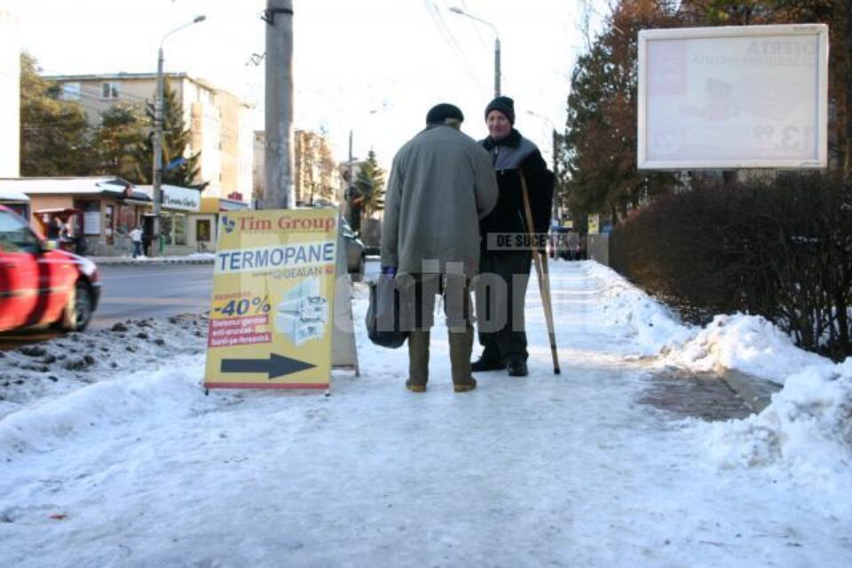 Creșterea și apoi scăderea temperaturilor a transformat trotuarele municipiului Suceava în patinoare naturale