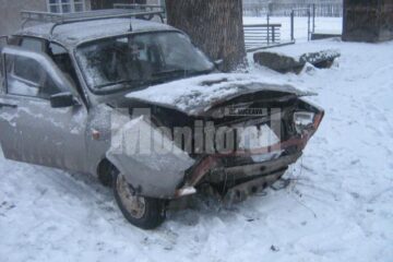 Zăpada căzută pe carosabil creează numeroase probleme în trafic