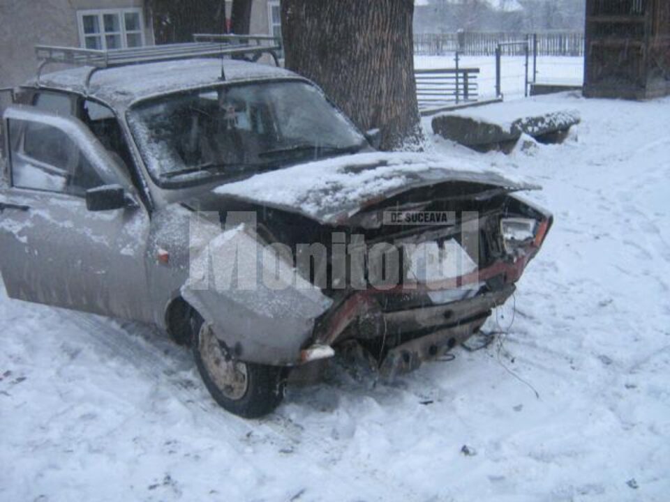 Zăpada căzută pe carosabil creează numeroase probleme în trafic Zăpada căzută pe carosabil creează numeroase probleme în trafic