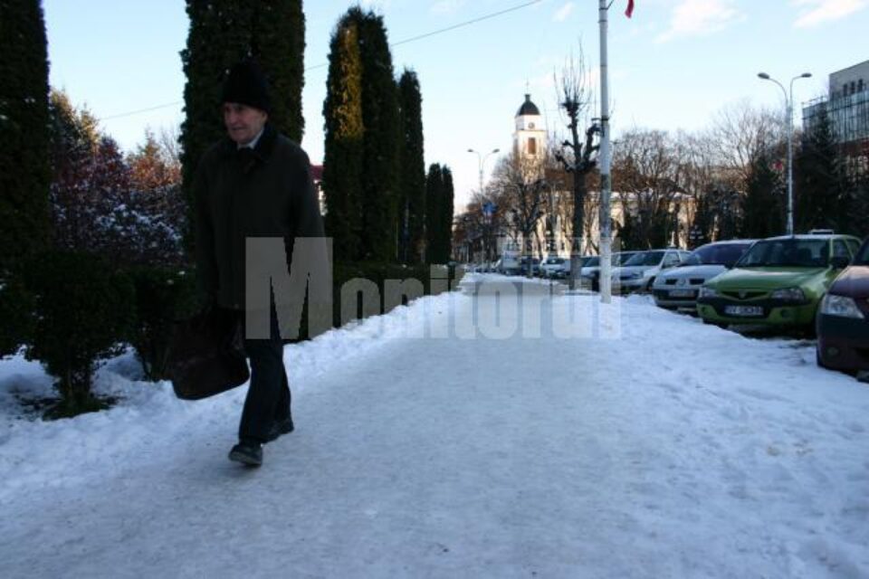 Neglijență: Trotuarele Sucevei, locuri ideale pentru rupt mâini și picioare