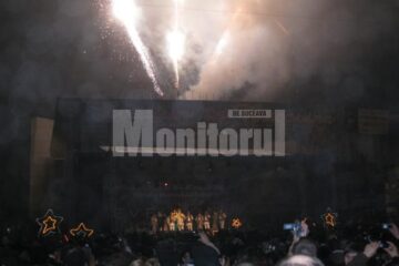 Revelion 2010, cu ceață și hore în stradă