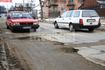 Strada 22 Decembrie, plină de capcane pentru șoferi