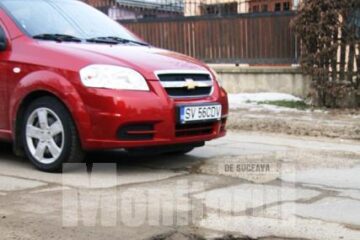 Gropile de pe străzile Sucevei, astupate cu pavele