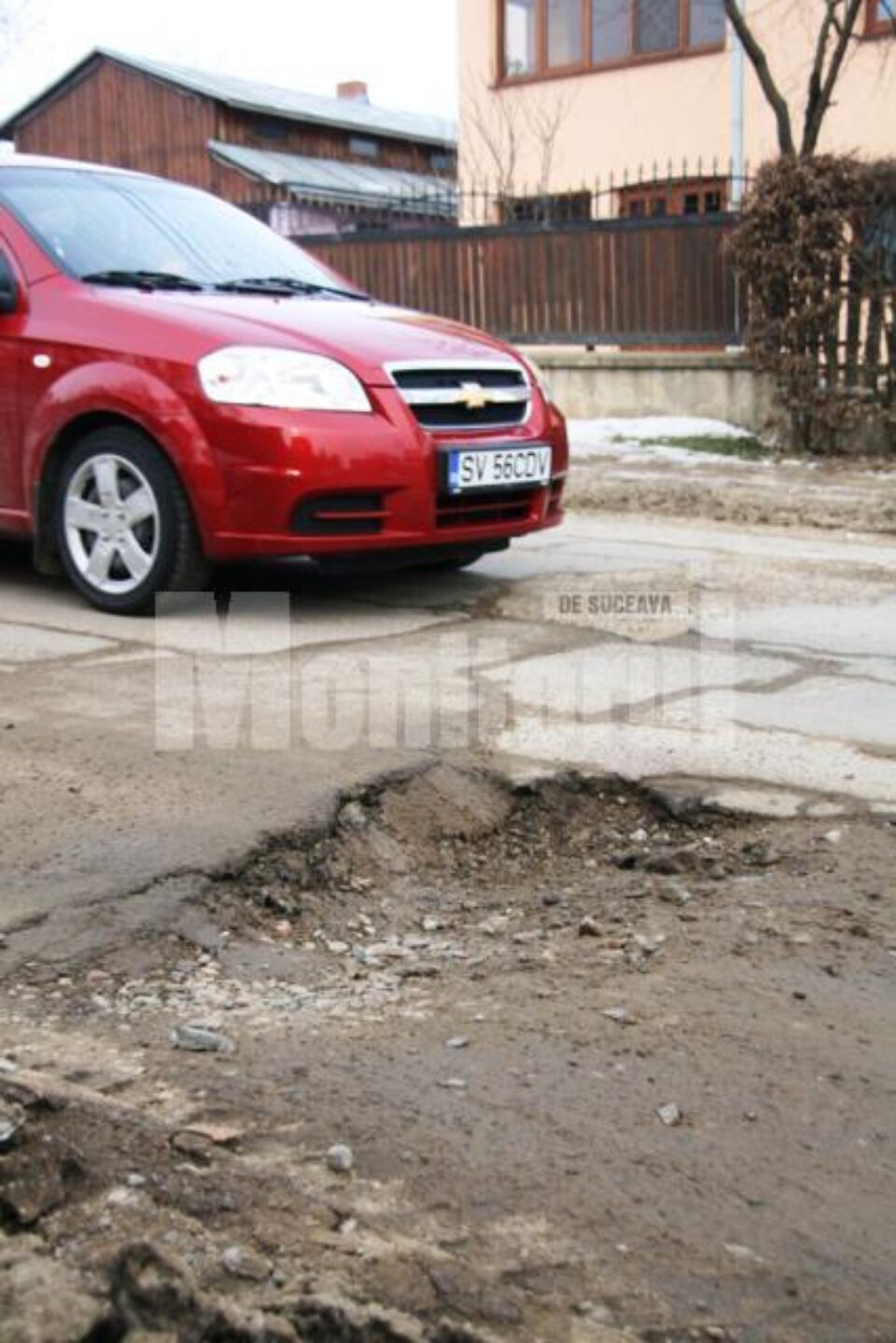 Gropile de pe străzile Sucevei, astupate cu pavele