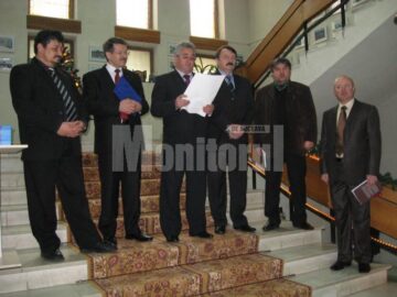 Primarul Ion Lungu dând citire Peotocolului adunării generale de constituire a Societății Muzeul din Suceava