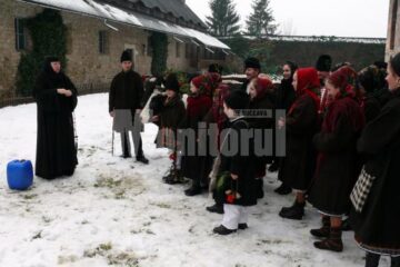 Maica Benedicta multumeste uratorilor