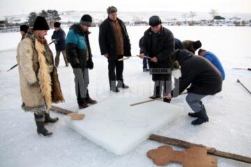 După ce scot blocurile de gheață, pompierii folosesc un șablon pentru forma unică a crucilor