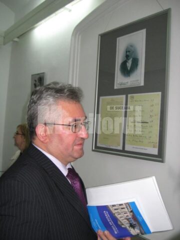 Primarul Ion Lungu vizitând expoziția