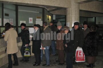 Cozile la plata taxelor și impozitelor locale, desființate de criză