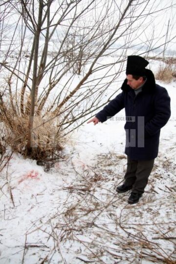 Neculai Roman arătând spre locul în care a fost găsit tatăl sau