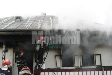 Intervenția rapidă a celor două mașini de pompieri a făcut ca flăcările să nu cuprindă toată casa