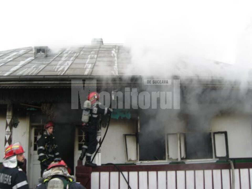 Intervenția rapidă a celor două mașini de pompieri a făcut ca flăcările să nu cuprindă toată casa