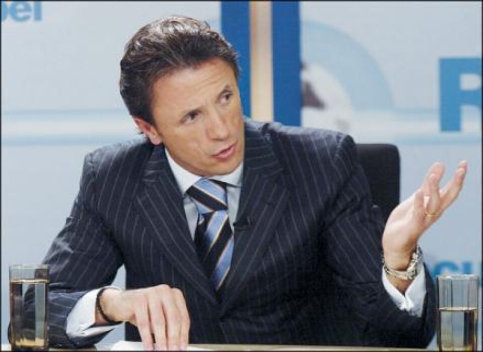 Gică Popescu: "Vă anunț protestul meu față de tot ceea ce se petrece în fotbalul românesc prin neprezentarea la alegeri” Gică Popescu: "Vă anunț protestul meu față de tot ceea ce se petrece în fotbalul românesc prin neprezentarea la alegeri”