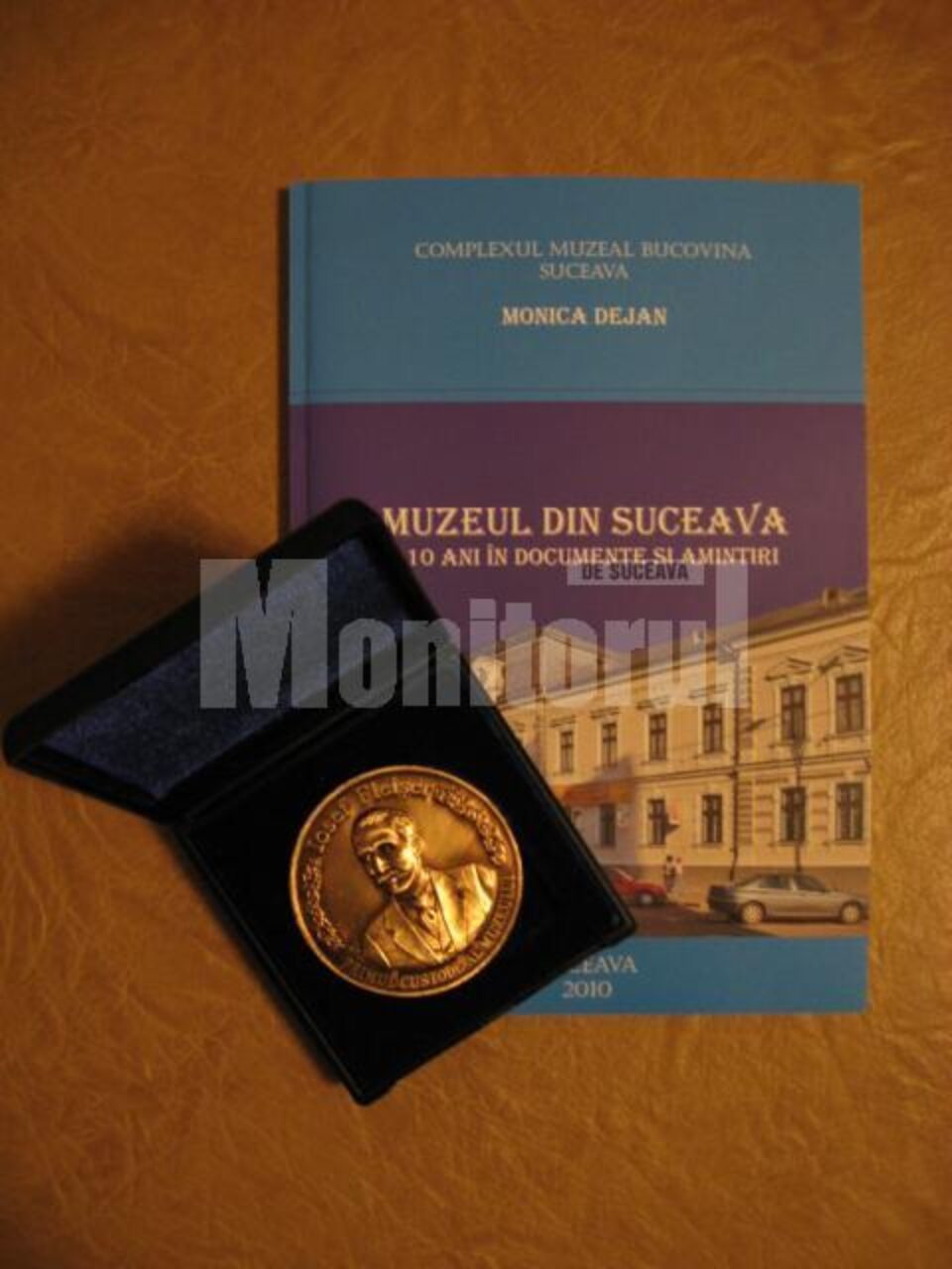 Volum și medalie aniversară