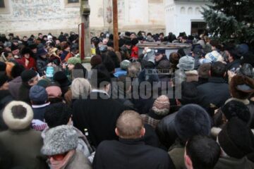 Credincioși înghesuindu-se pentru a lua agheasmă mare