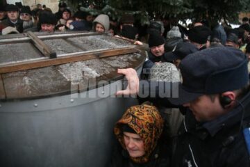 În ciuda lapoviței: Număr mare de credincioși la bisericile sucevene, de Bobotează