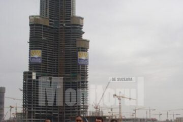 Cristian Gavrilescu, al doilea din dreapta, alături de alți colegi arhitecți, în timpul unui „stagiu” în Dubai